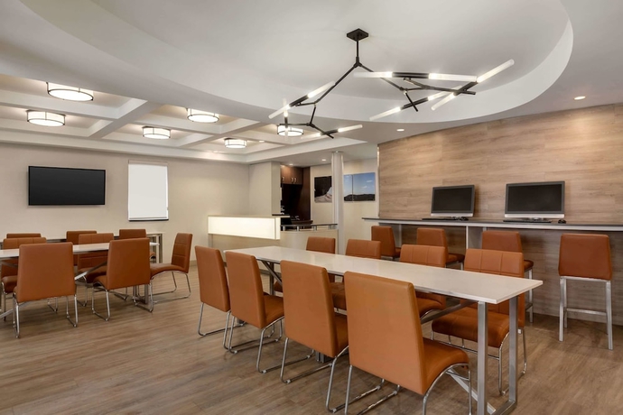 Imagen de los interiores del Hotel Days Inn By Wyndham Toronto West Mississauga. Foto 18