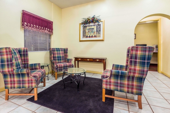 Imagen de los interiores del Hotel Days Inn By Wyndham Troy. Foto 12