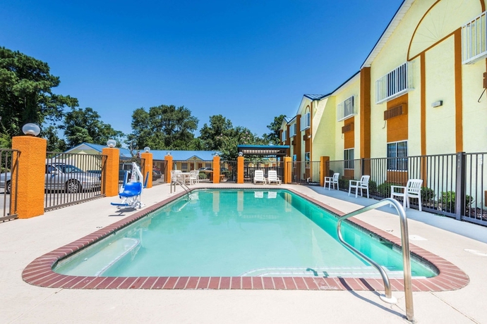 Imagen de la piscina del Hotel Days Inn By Wyndham Troy. Foto 17