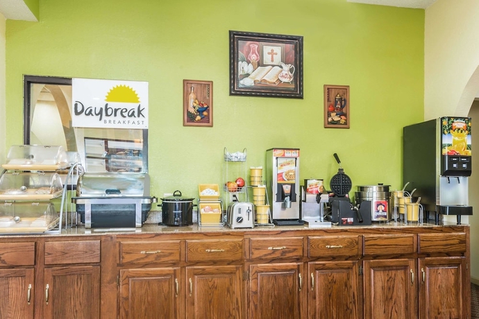 Imagen de los interiores del Hotel Days Inn By Wyndham Troy. Foto 14