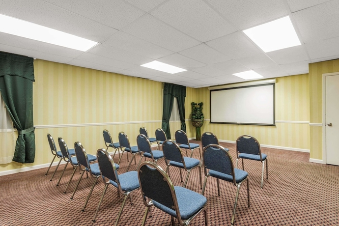 Imagen de los interiores del Hotel Days Inn By Wyndham Troy. Foto 15