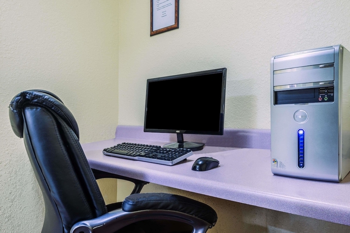 Imagen de los interiores del Hotel Days Inn By Wyndham Troy. Foto 16