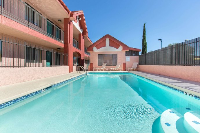 Imagen de la piscina del Hotel Days Inn By Wyndham Tucson Airport. Foto 20