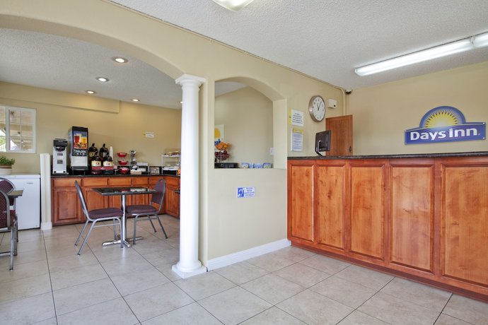 Imagen de los interiores del Hotel Days Inn By Wyndham Turlock. Foto 17