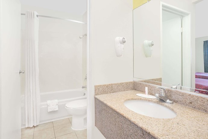 Imagen de la habitación del Hotel Days Inn By Wyndham Turlock. Foto 16