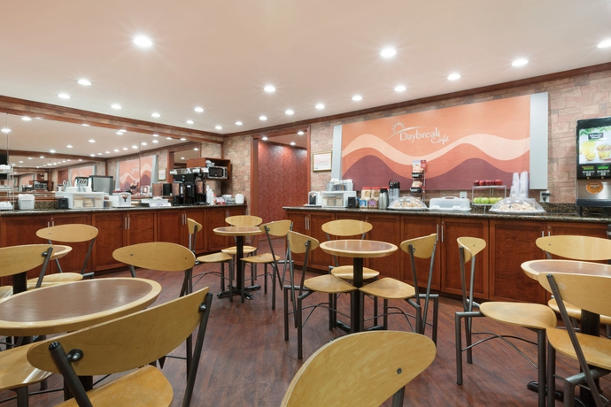 Imagen del bar/restaurante del Hotel Days Inn By Wyndham Vancouver Metro. Foto 3