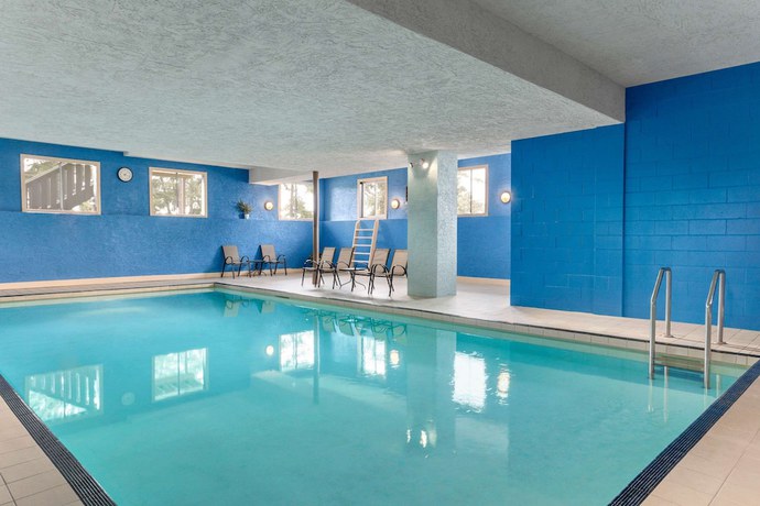 Imagen de la piscina del Hotel Days Inn By Wyndham Victoria Uptown. Foto 20