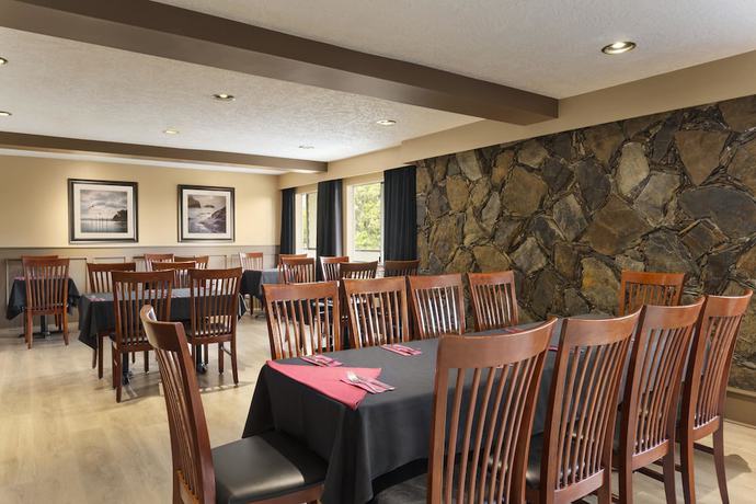 Imagen del bar/restaurante del Hotel Days Inn By Wyndham Victoria Uptown. Foto 5