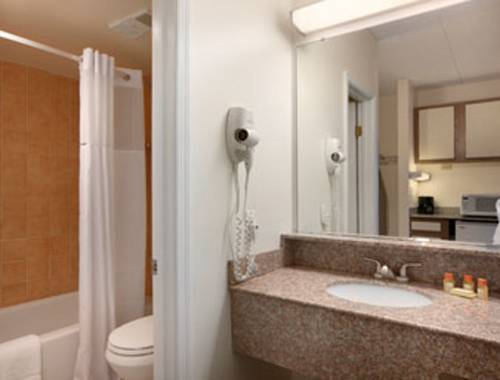 Imagen de la habitación del Hotel Days Inn By Wyndham Virginia Beach At The Beach. Foto 11