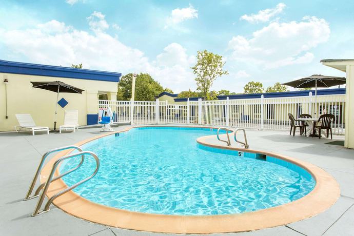 Imagen de la piscina del Hotel Days Inn By Wyndham Virginia Beach Town Center. Foto 16