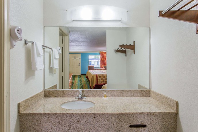Imagen de la habitación del Hotel Days Inn By Wyndham Virginia Beach Town Center. Foto 12