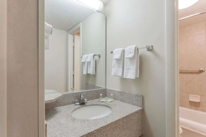 Imagen de la habitación del Hotel Days Inn By Wyndham Warren. Foto 11