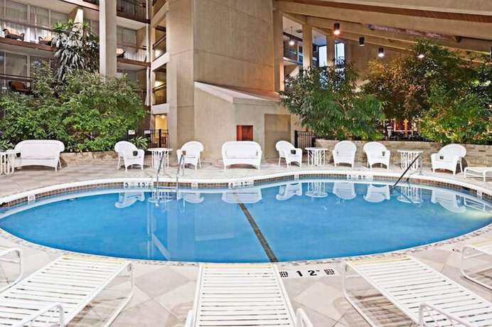 Imagen de la piscina del Hotel Days Inn By Wyndham Warren. Foto 20