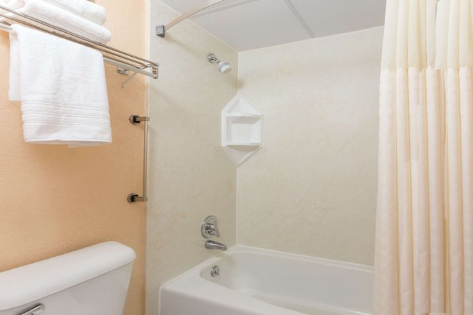 Imagen de la habitación del Hotel Days Inn By Wyndham Waycross. Foto 13