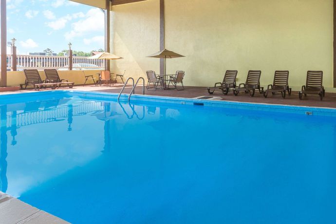 Imagen de la piscina del Hotel Days Inn By Wyndham Waycross. Foto 19