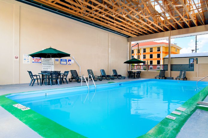 Imagen de la piscina del Hotel Days Inn By Wyndham Waycross. Foto 20