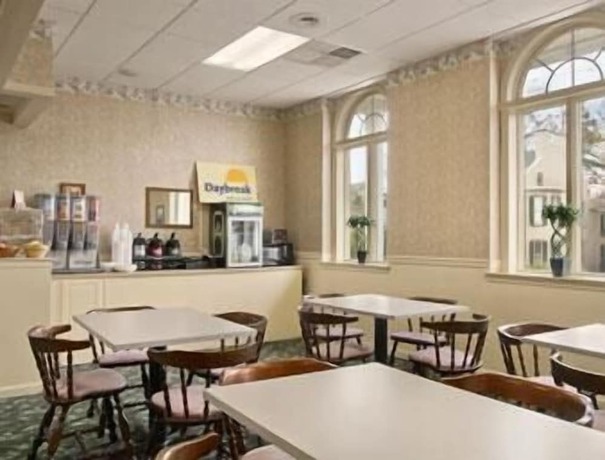 Imagen del bar/restaurante del Hotel Days Inn By Wyndham Waynesboro, Waynesboro. Foto 2