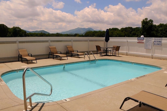 Imagen de la piscina del Hotel Days Inn By Wyndham Waynesville Nc. Foto 17