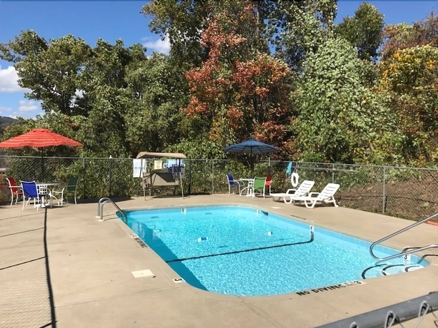 Imagen de la piscina del Hotel Days Inn By Wyndham Waynesville Nc. Foto 18
