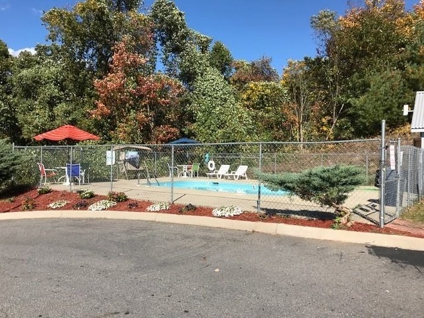 Imagen de la piscina del Hotel Days Inn By Wyndham Waynesville Nc. Foto 19