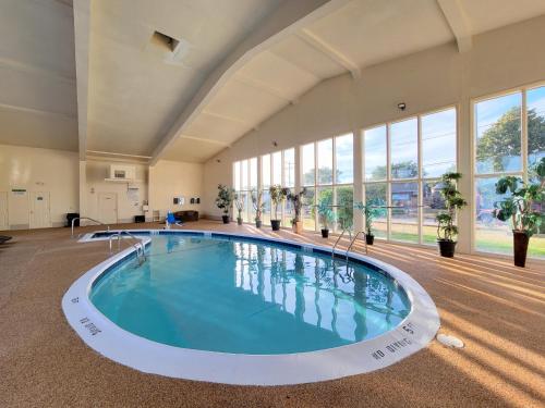 Imagen de la piscina del Hotel Days Inn By Wyndham West Yarmouth/hyannis Cape Cod. Foto 17