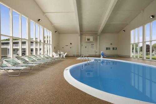 Imagen de la piscina del Hotel Days Inn By Wyndham West Yarmouth/hyannis Cape Cod. Foto 20
