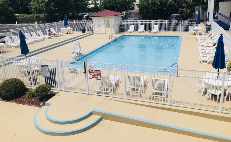 Imagen de la piscina del Hotel Days Inn By Wyndham Wilmington / University. Foto 17