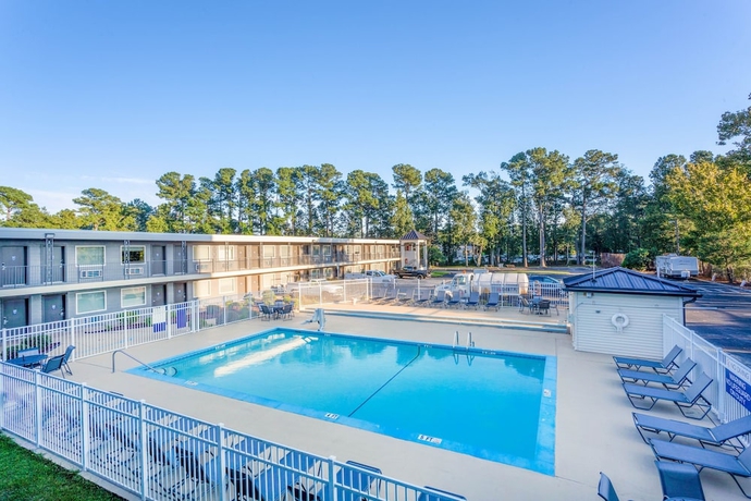 Imagen de la piscina del Hotel Days Inn By Wyndham Wilmington / University. Foto 19