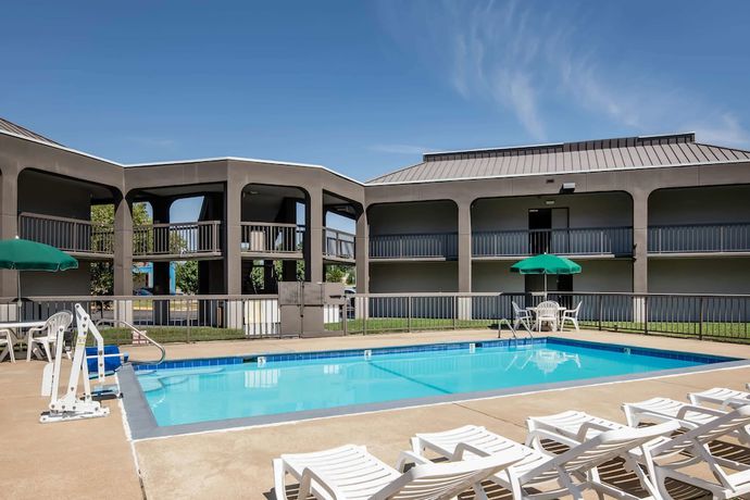 Imagen de la piscina del Hotel Days Inn By Wyndham Wilson. Foto 17