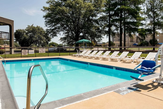 Imagen de la piscina del Hotel Days Inn By Wyndham Wilson. Foto 18