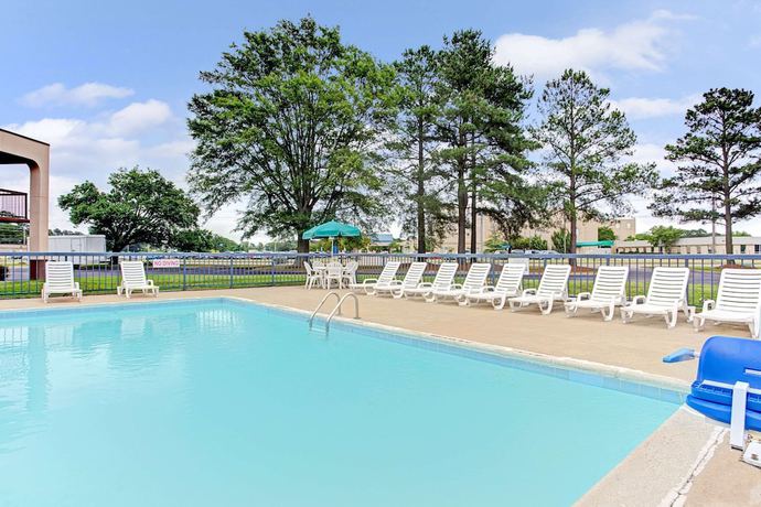Imagen de la piscina del Hotel Days Inn By Wyndham Wilson. Foto 19
