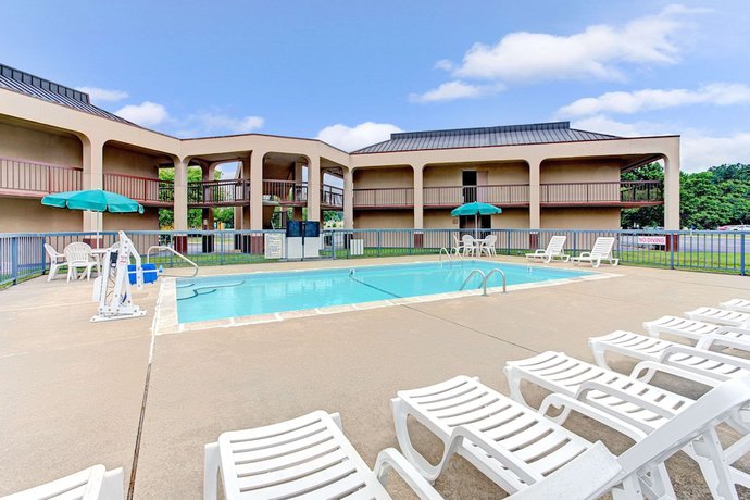 Imagen de la piscina del Hotel Days Inn By Wyndham Wilson. Foto 20