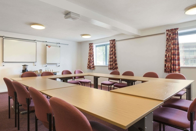 Imagen de los interiores del Hotel Days Inn By Wyndham Winchester M3. Foto 17