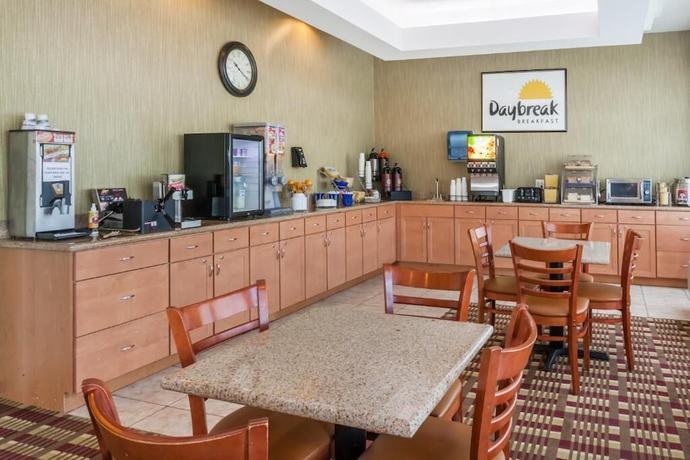 Imagen del bar/restaurante del Hotel Days Inn By Wyndham Windsor Locks / Bradley Intl Airport. Foto 5