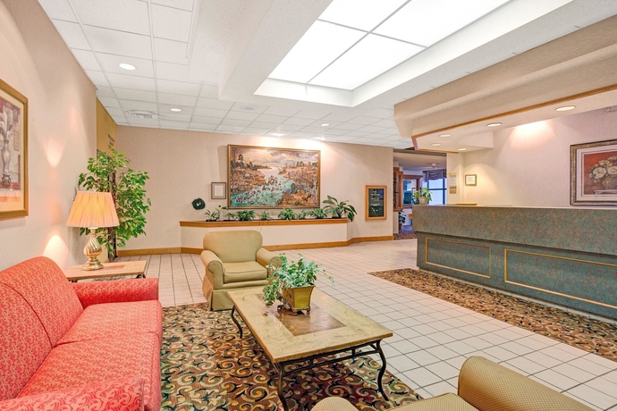 Imagen de los interiores del Hotel Days Inn Cornelius Lake Norman. Foto 15