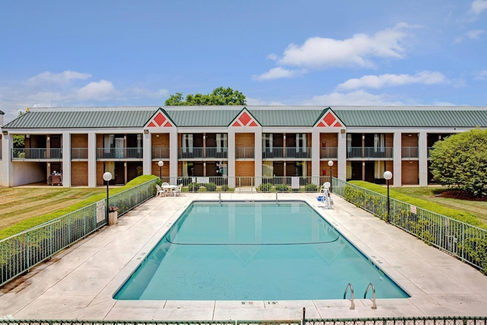 Imagen de la piscina del Hotel Days Inn Cornelius Lake Norman. Foto 18