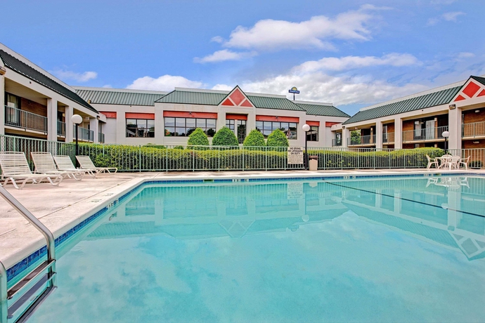 Imagen de la piscina del Hotel Days Inn Cornelius Lake Norman. Foto 19