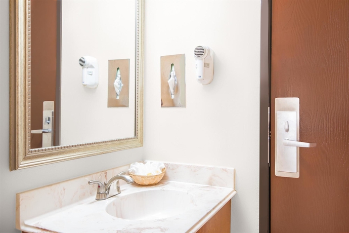 Imagen de la habitación del Hotel Days Inn Crossroads. Foto 4