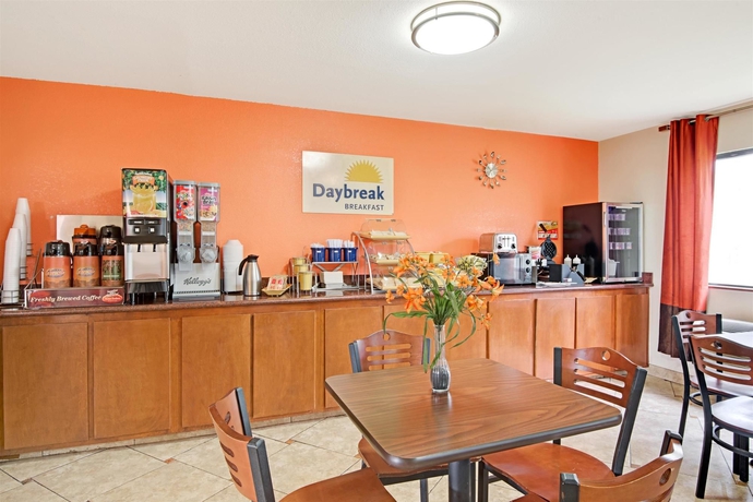 Imagen del bar/restaurante del Hotel Days Inn Crossroads. Foto 2