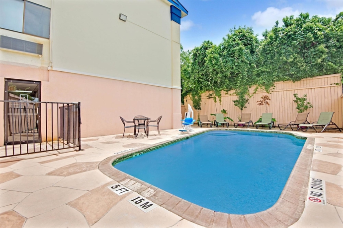 Imagen de la piscina del Hotel Days Inn Crossroads. Foto 16