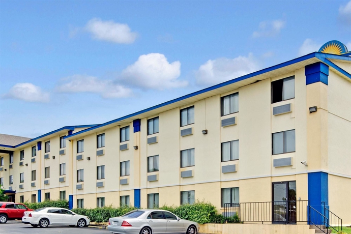 Imagen de los exteriores del Hotel Days Inn Crossroads. Foto 7