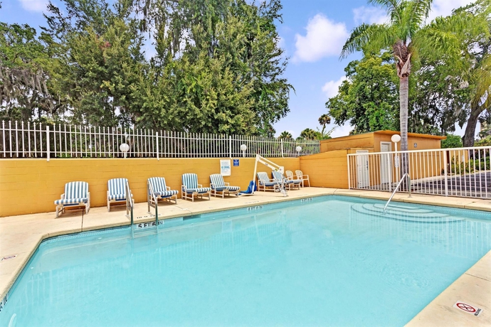 Imagen de la piscina del Hotel Days Inn Daytona Beach Downtown. Foto 15