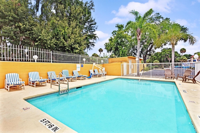 Imagen de la piscina del Hotel Days Inn Daytona Beach Downtown. Foto 16