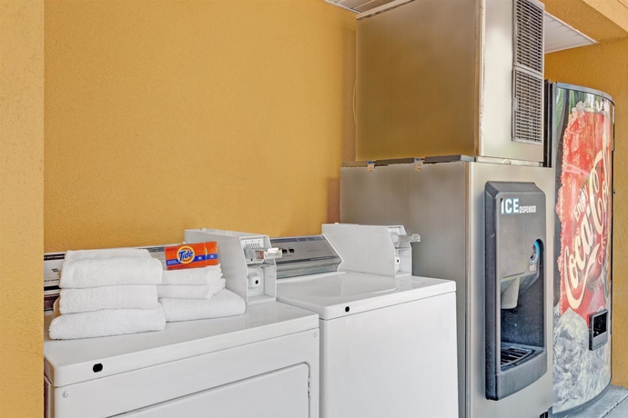Imagen de los interiores del Hotel Days Inn Daytona Beach Downtown. Foto 12