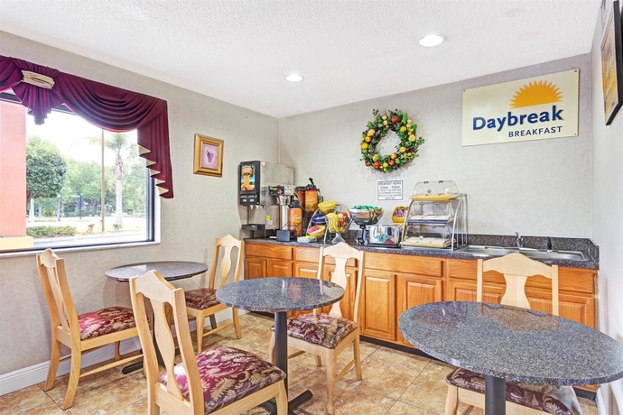 Imagen del bar/restaurante del Hotel Days Inn Daytona Beach Downtown. Foto 2