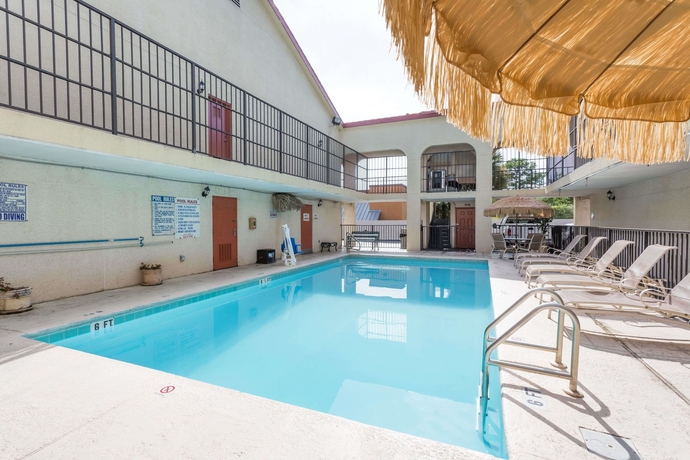 Imagen de la piscina del Hotel Days Inn Destin. Foto 18