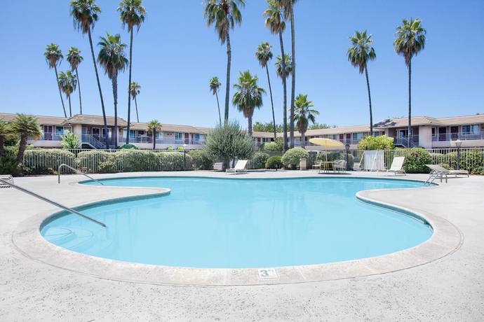 Imagen de la piscina del Hotel Days Inn Fresno Central. Foto 6