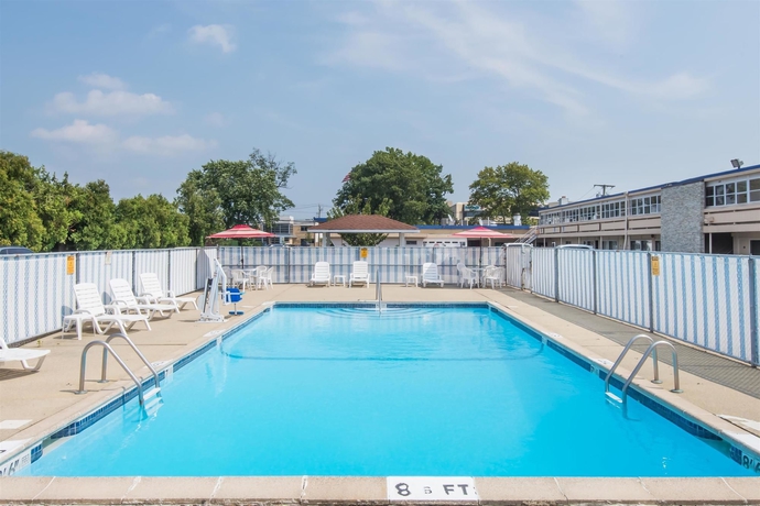 Imagen de la piscina del Hotel Days Inn Hicksville - Long Island. Foto 13