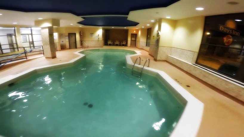 Imagen de la piscina del Hotel Days Inn Lundys Lane. Foto 10