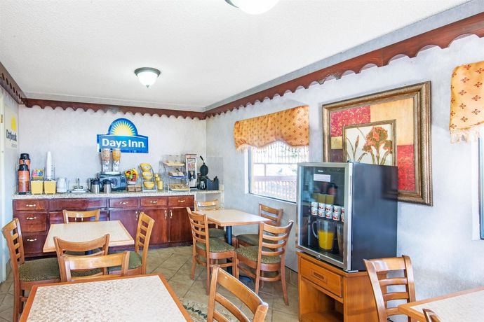 Imagen de los interiores del Hotel Days Inn Opelika. Foto 14